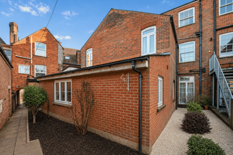1 bed property, in 17 High Street, £175,000