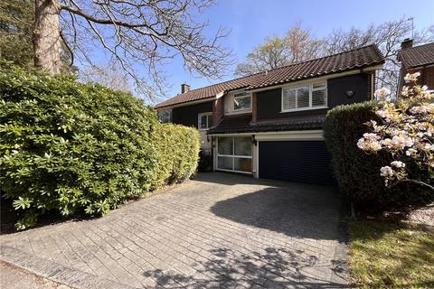 5 bed property, in Pinewood Gardens, £860,000