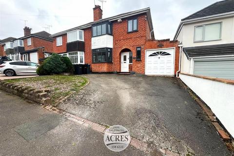 3 bed property, in Senneleys Park Road, £385,000