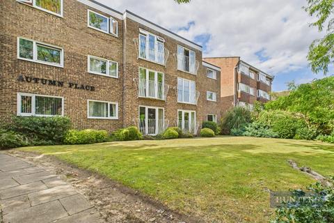 2 bed property, in Autumn Place, £200,000