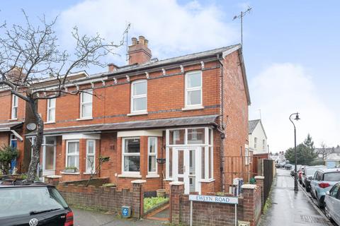 2 bed property, in Ewlyn Road, £425,000