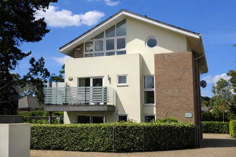 1 bed property, in Penn Hill Avenue, £200,000