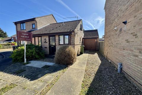 2 bed property, in Sandstone Way, £200,000