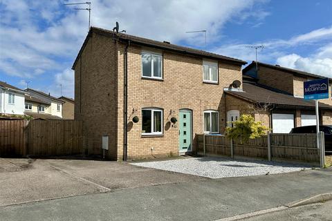 2 bed property, in Smiths Way, £230,000