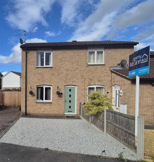 2 bed property, in Smiths Way, £220,000