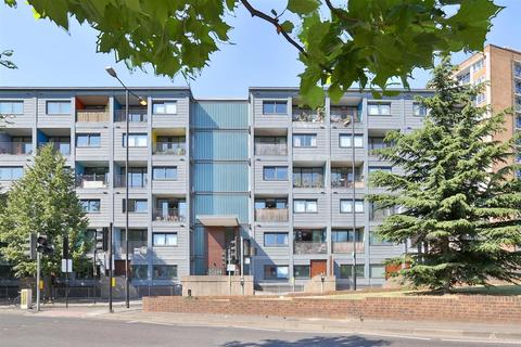 1 bed property, in Northwold Road, £500,000
