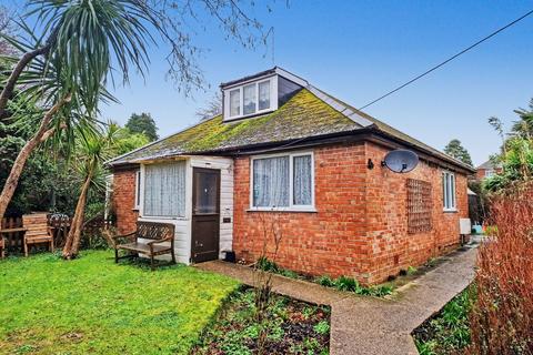 2 bed property, in Bridport, £270,000