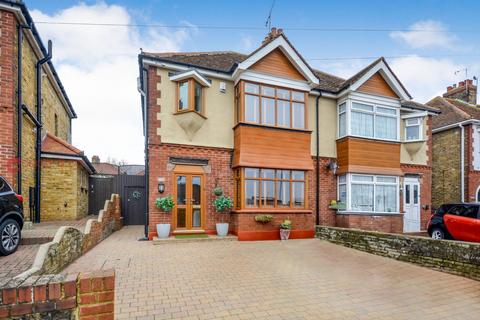 3 bed property, in Park Road, £390,000