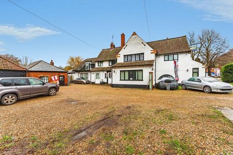9 bed property, in High Street, £595,000