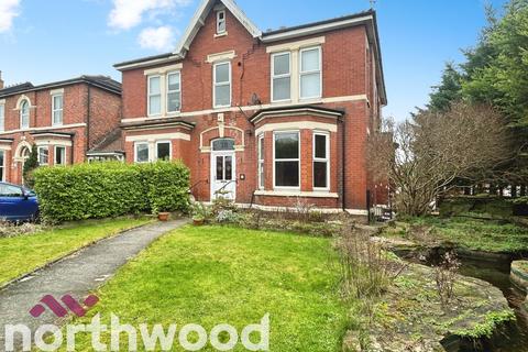 2 bed property, in Hartwood Road, £120,000