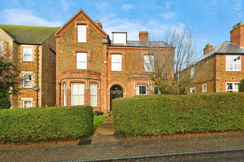 2 bed property, in Avenue Road, £160,000