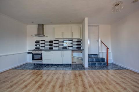 1 bed property, in Princes Road, £120,000