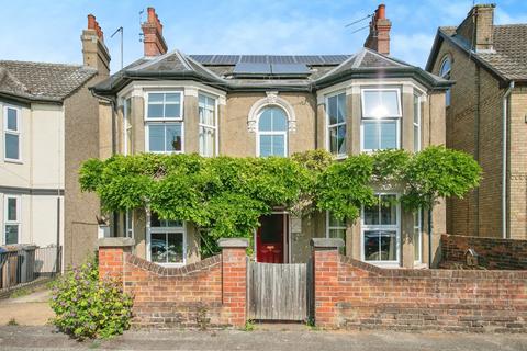 4 bed property, in Rosehill Road, £460,000
