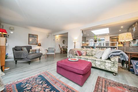 4 bed property, in Elm Street, £375,000