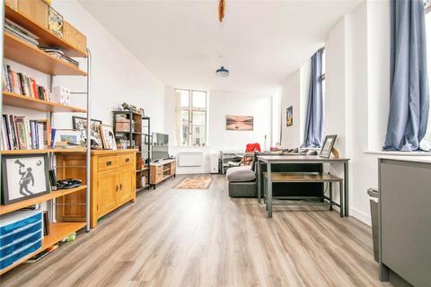 2 bed property, in Princes Street, £170,000