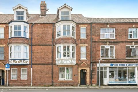 2 bed property, in Prince of Wales Road, £150,000