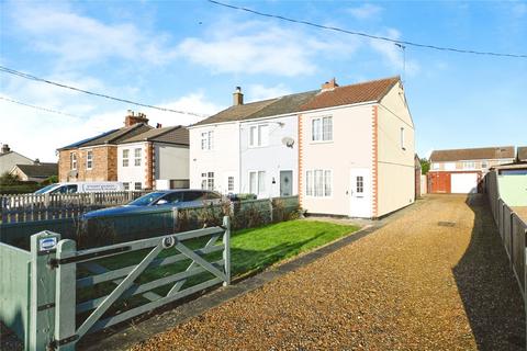 2 bed property, in Well End, £150,000