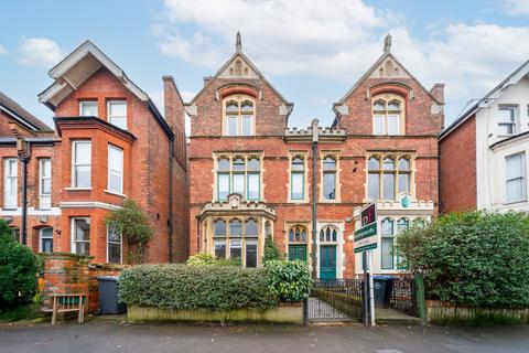 3 bed property, in Dean Road, £799,950