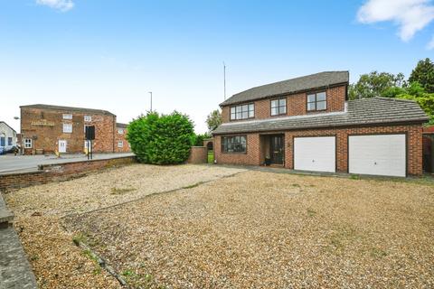 4 bed property, in Elm Road, £300,000