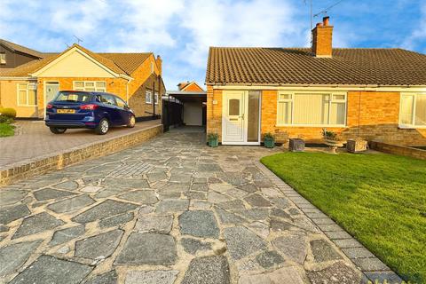 2 bed property, in Farm Way, £325,000