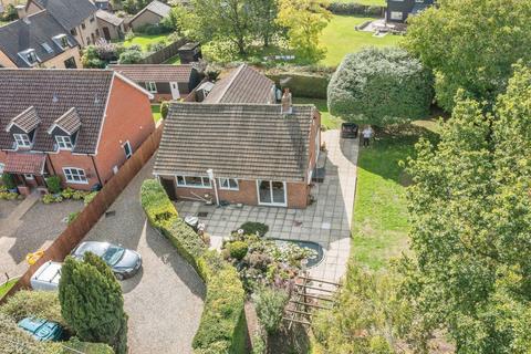 3 bed property, in Kates Lane, £425,000