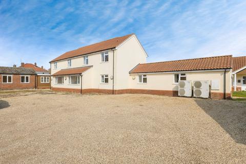 6 bed property, in Hardingham Road, £700,000