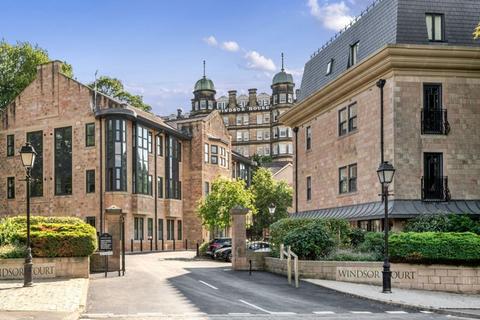 2 bed property, in Clarence Drive, £375,000
