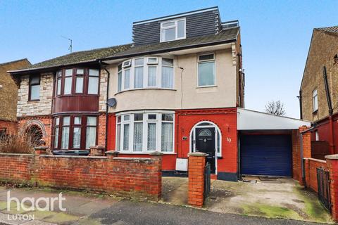 5 bed property, in Grantham Road, £450,000
