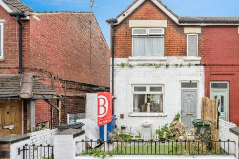 2 bed property, in Staveley Street, £80,000