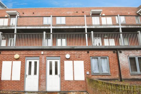 1 bed property, in Broomfield Road, £180,000