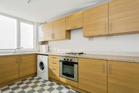 2 bed property, in Chesterton Road, £225,000