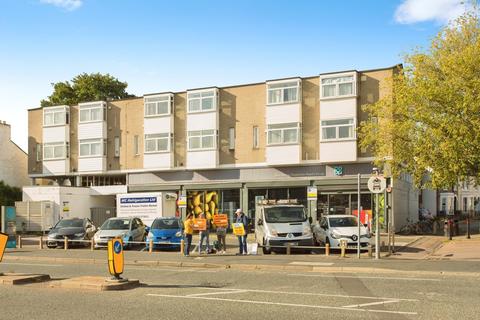 2 bed property, in Chesterton Road, £225,000