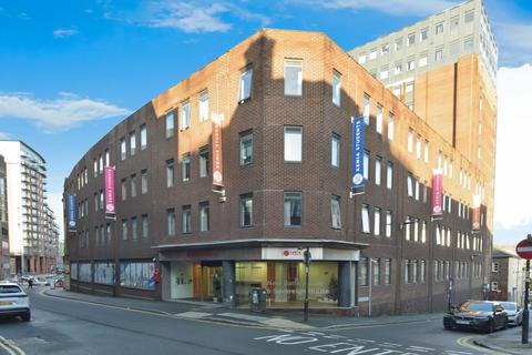 3 bed property, in Queen Street, £70,000