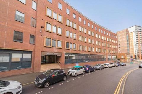 2 bed property, in Queen Street, £120,000