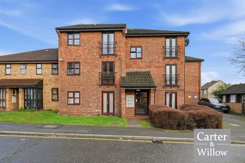 2 bed property, in Shafter Road, £240,000