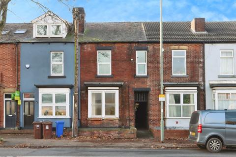 2 bed property, in Queens Road, £150,000
