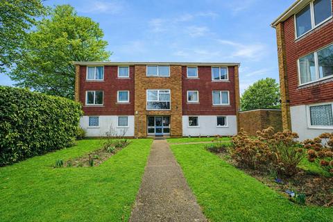 2 bed property, in Sedlescombe Road South, £170,000