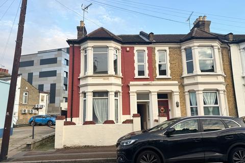 3 bed property, in Gordon Road, £350,000