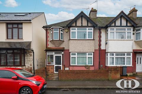4 bed property, in Victoria Avenue, £595,000
