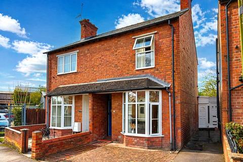 2 bed property, in Wood Street, £240,000