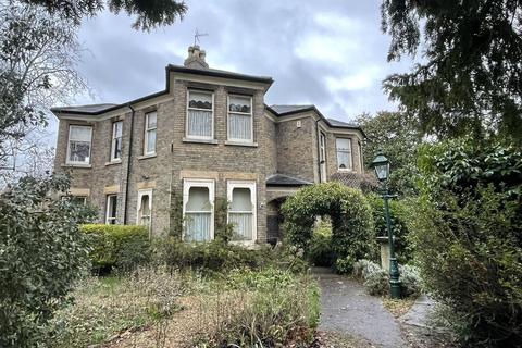 4 bed property, in Broadway: Peterborough, £675,000
