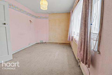 3 bed property, in Hyde Crescent, £450,000