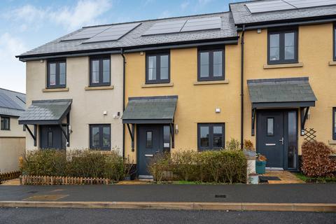 2 bed property, in Woodbury Rise, £230,000