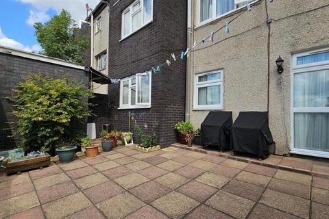 3 bed property, in Willowbrook Road, £250,000