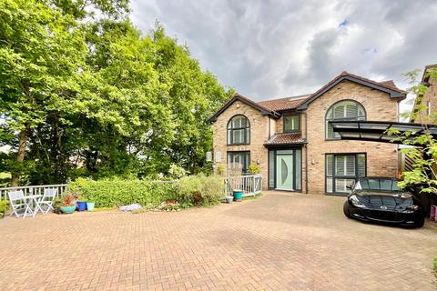4 bed property, in Pollard Close, £799,950