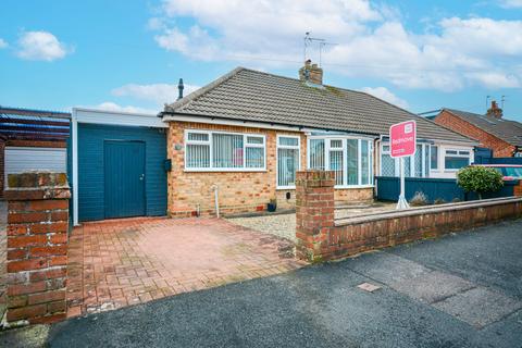 2 bed property, in Hazel Garth, £265,000