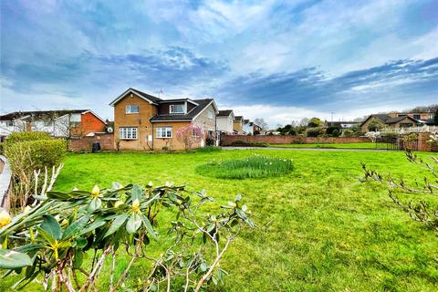 5 bed property, in Geneva Drive, £375,000