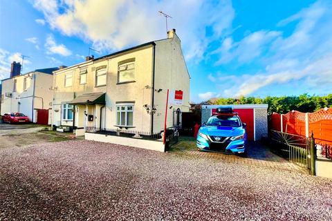 2 bed property, in Chapel Street, £250,000