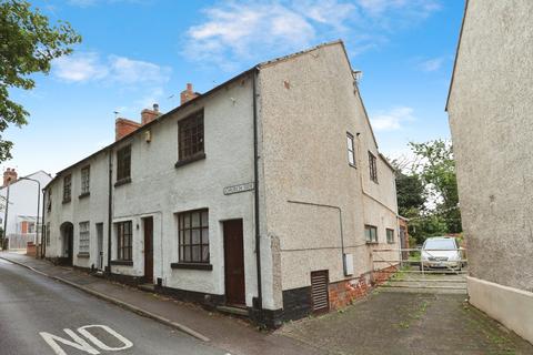 5 bed property, in Church Side, £250,000