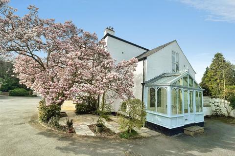 4 bed property, in Woodleigh Court, £695,000